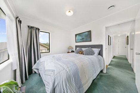 Photo of property in 22 Deverell Place, Northcross, Auckland, 0632