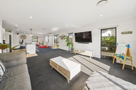 Photo of property in 17 Te Kaeaea Crescent, Wallaceville, Upper Hutt, 5018