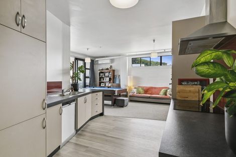 Photo of property in Endeavour Apartments, 18/125u Thorndon Quay, Pipitea, Wellington, 6011