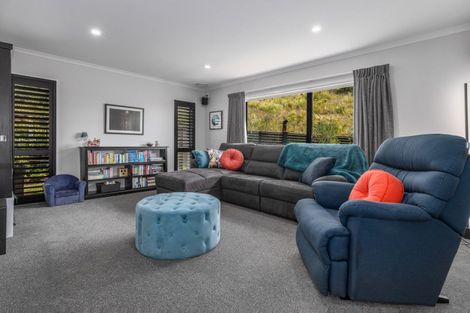 Photo of property in 2 Roundhouse Close, Whitby, Porirua, 5024