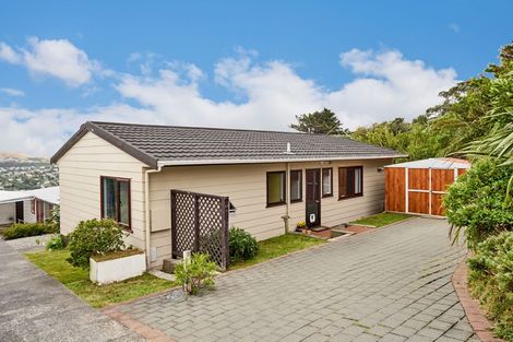 Photo of property in 15a Ruskin Road, Newlands, Wellington, 6037