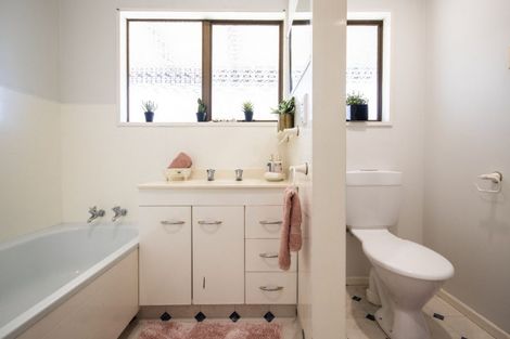 Photo of property in 9 Papawai Place, Milson, Palmerston North, 4414