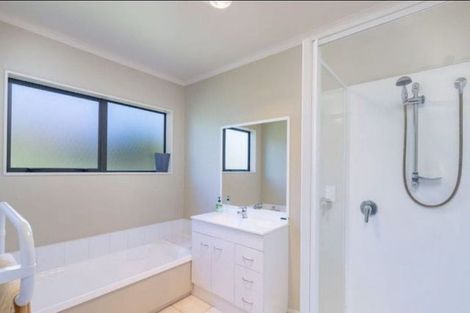 Photo of property in 27 James Nairn Grove, Riverstone Terraces, Upper Hutt, 5018