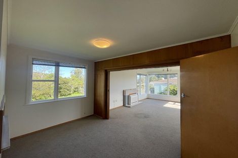 Photo of property in 19 Spenmoor Street, Newlands, Wellington, 6037