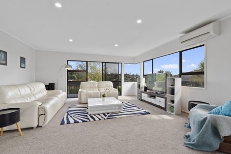 Photo of property in 2/283 Glenfield Road, Glenfield, Auckland, 0629