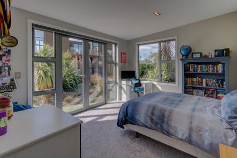 Photo of property in 2 Kahu Close, Wanaka, 9305