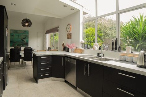 Photo of property in 13a Graham Avenue, Te Atatu Peninsula, Auckland, 0610