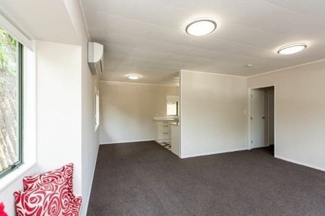 Photo of property in 23 Seaview Road, Marfell, New Plymouth, 4310