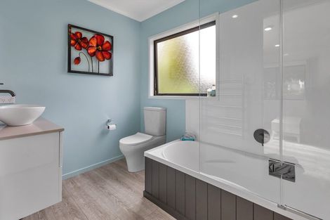 Photo of property in 1 Ishtar Place, One Tree Point, 0118