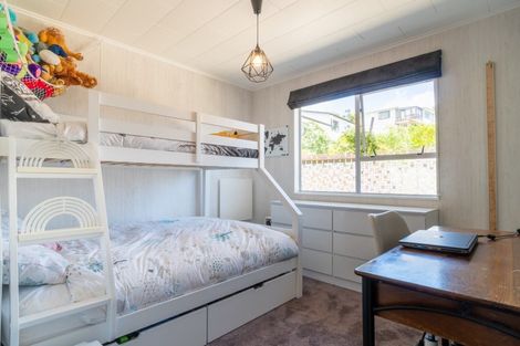 Photo of property in 5 Hillview Crescent, Paparangi, Wellington, 6037