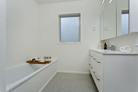 Photo of property in 5 Sandpiper Grove, Unsworth Heights, Auckland, 0632