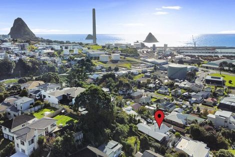 Photo of property in 3 Weston Street, Moturoa, New Plymouth, 4310