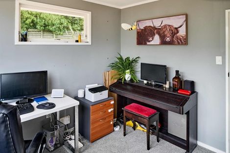 Photo of property in 27 Griffiths Grove, Newlands, Wellington, 6037