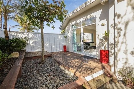 Photo of property in 5 Oystergrove Road, West Harbour, Auckland, 0618