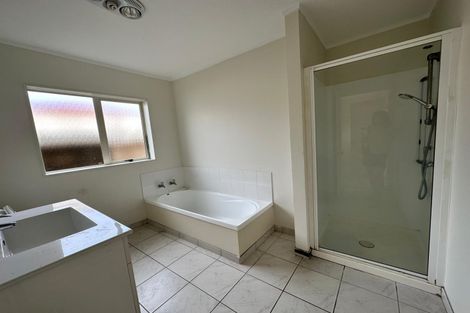 Photo of property in 32 Frank Bunce Grove, Flat Bush, Auckland, 2019