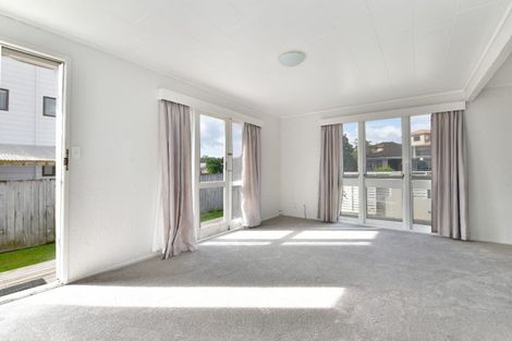 Photo of property in 5 Walton Street, Red Beach, 0932