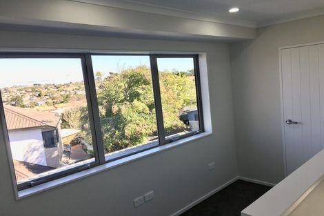Photo of property in 2d/4 Sunnynook Road, Sunnynook, Auckland, 0620