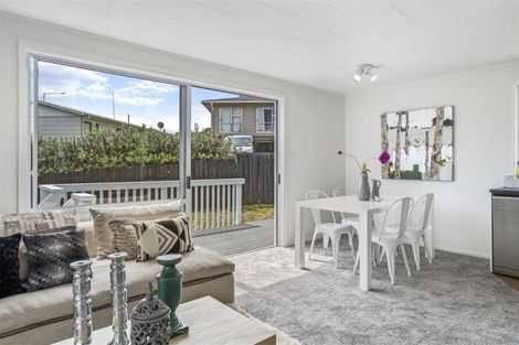 Photo of property in 17 Magdalen Place, West Harbour, Auckland, 0618