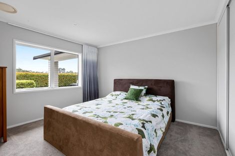 Photo of property in 60 Roberts Road, Matakatia, Whangaparaoa, 0930