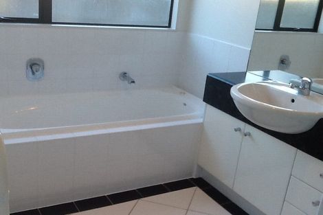 Photo of property in 17 Newinn Crescent, East Tamaki Heights, Auckland, 2016