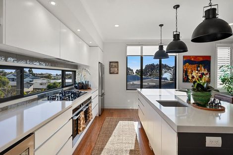 Photo of property in 12 Autere Street, Strandon, New Plymouth, 4312