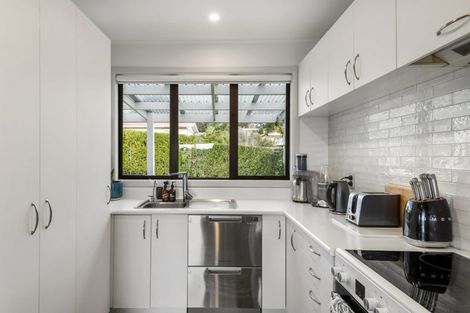 Photo of property in 5 Holiday Road, Stanmore Bay, Whangaparaoa, 0932