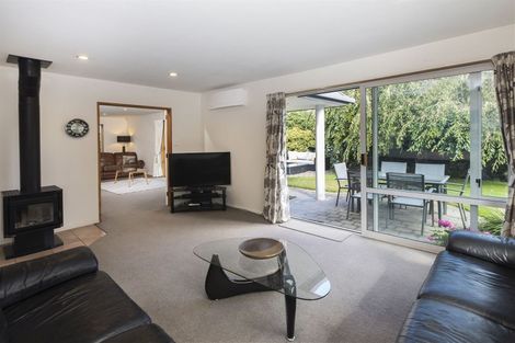 Photo of property in 16 Huntingdon Place, Avonhead, Christchurch, 8042