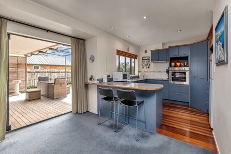 Photo of property in 32 Bermuda Place, One Tree Point, 0118