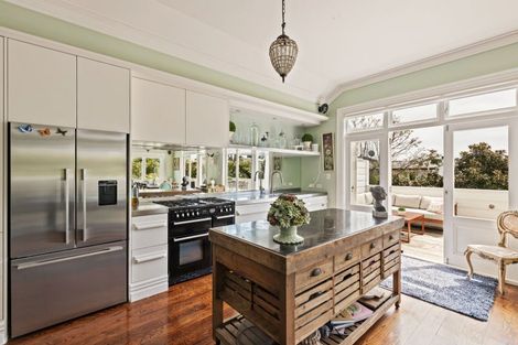 Photo of property in 122 Hine Street, New Plymouth, 4310