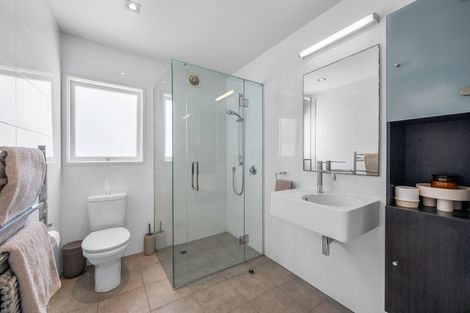 Photo of property in 24 Bridge View Road, Birkenhead, Auckland, 0626