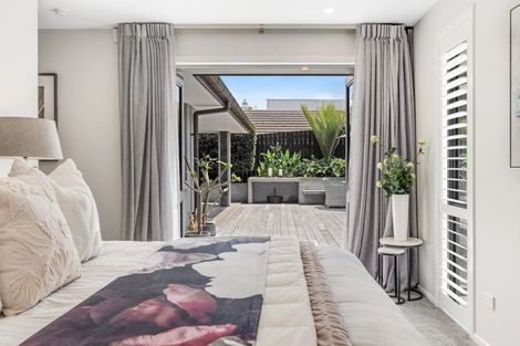 Photo of property in 100 Beach Road, Mellons Bay, Auckland, 2014