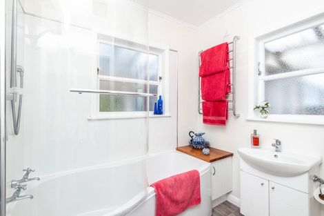 Photo of property in 15 Ruskin Road, Newlands, Wellington, 6037