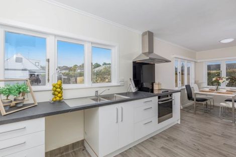 Photo of property in 1/87 Nile Road, Milford, Auckland, 0620