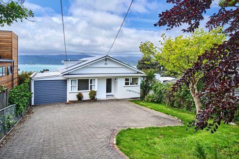 Photo of property in 134 Nevay Road, Karaka Bays, Wellington, 6022