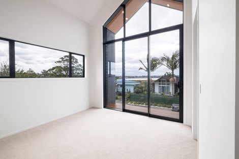 Photo of property in 27a Dawnhaven Drive, Te Atatu Peninsula, Auckland, 0610