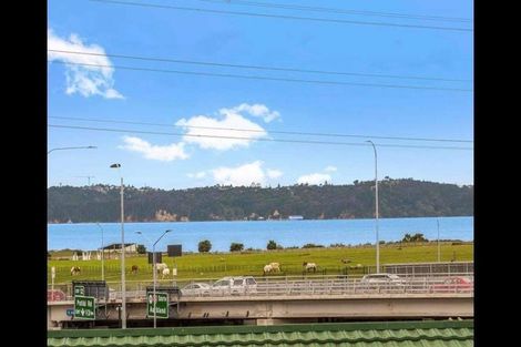 Photo of property in 82 Royal View Road, Te Atatu South, Auckland, 0610