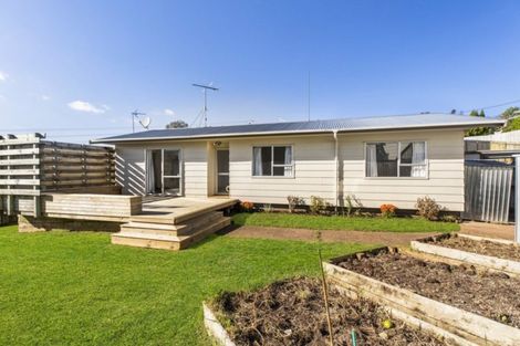 Photo of property in 2/8 Helena Street, Massey, Auckland, 0614