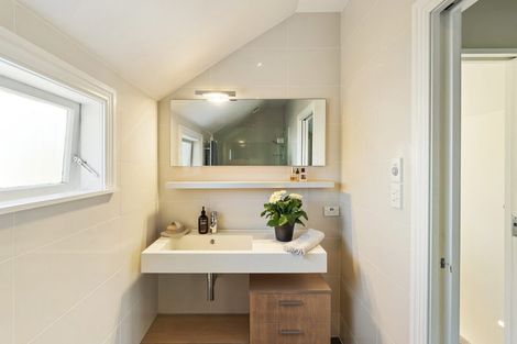 Photo of property in 46 Waterview Road, Stanley Point, Auckland, 0624