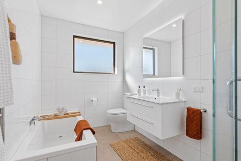 Photo of property in 58 Mcfaddens Road, St Albans, Christchurch, 8052