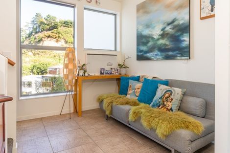 Photo of property in 28 Tiketike Way, Brooklyn, Wellington, 6021