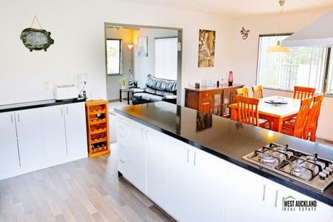 Photo of property in 2/76 Kaurilands Road, Titirangi, Auckland, 0604