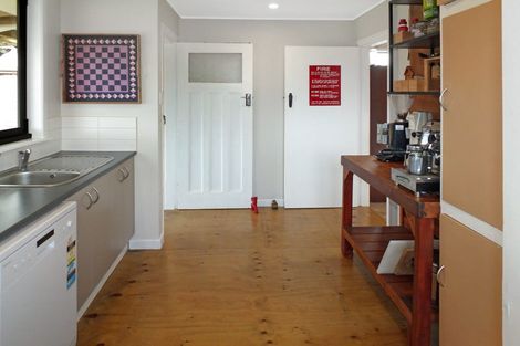Photo of property in 2 Huia Street, Foxton Beach, Foxton, 4815