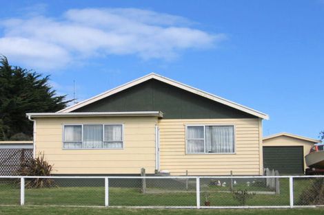 Photo of property in 14 Pratt Avenue, Foxton Beach, Foxton, 4815