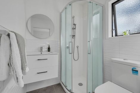 Photo of property in 109 Target Road, Totara Vale, Auckland, 0629