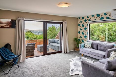 Photo of property in 15a Ruskin Road, Newlands, Wellington, 6037