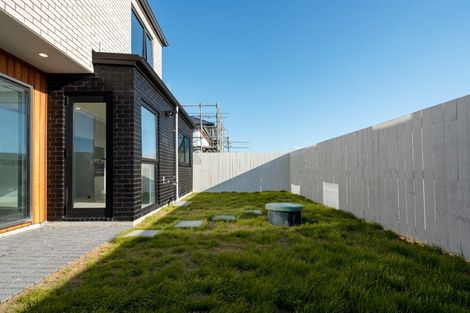 Photo of property in 8 Taipahitini Road, Rosehill, 2113