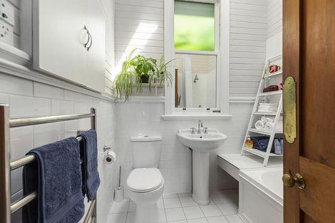 Photo of property in 37 Garden Road, Northland, Wellington, 6012