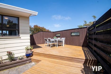 Photo of property in 27 Evesham Place, Newlands, Wellington, 6037