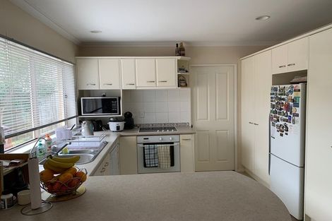 Photo of property in 5 Heyington Way, East Tamaki Heights, Auckland, 2016