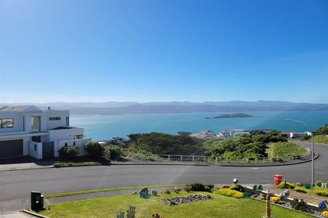 Photo of property in 28 Tamworth Crescent, Newlands, Wellington, 6037